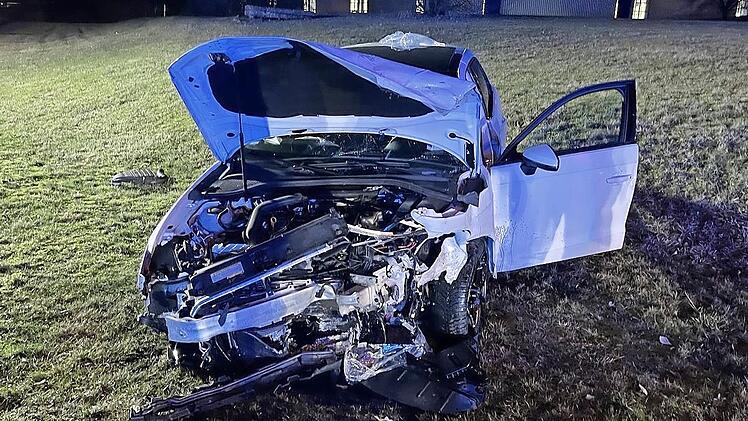 Zwei Autos – ein Audi und ein Skoda – wurden bei dem Zusammenstoß komplett demoliert. Die Insassen kamen laut Polizei mit mittelschweren Verletzungen davon.