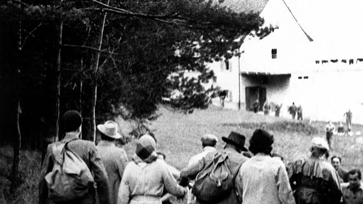 J&uuml;dische Emigranten sehen sich nach den Novemberpogromen 1938 gezwungen zu fliehen - manche zu Fu&szlig;, so wie hier in die Schweiz.