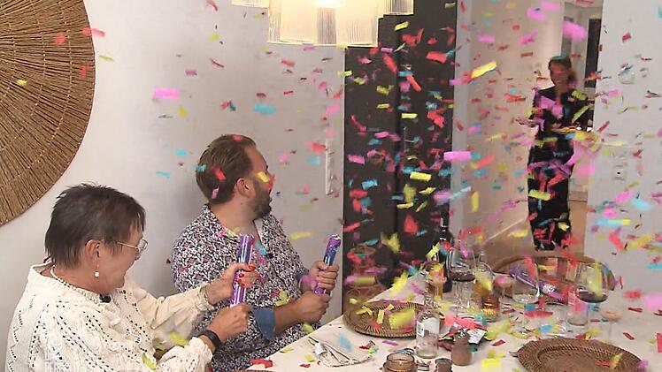 Stimmung in Eschweiler: Im Konfettiregen serviert Kim ihr Dessert.
