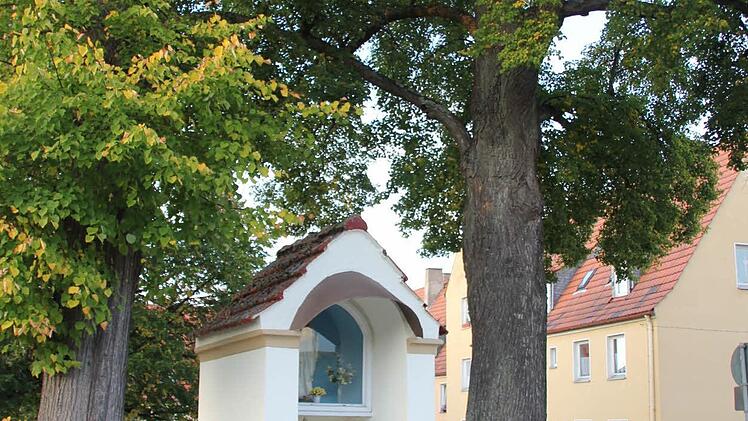 Die linke Linde wird die Kapelle bald nicht mehr flankieren.
