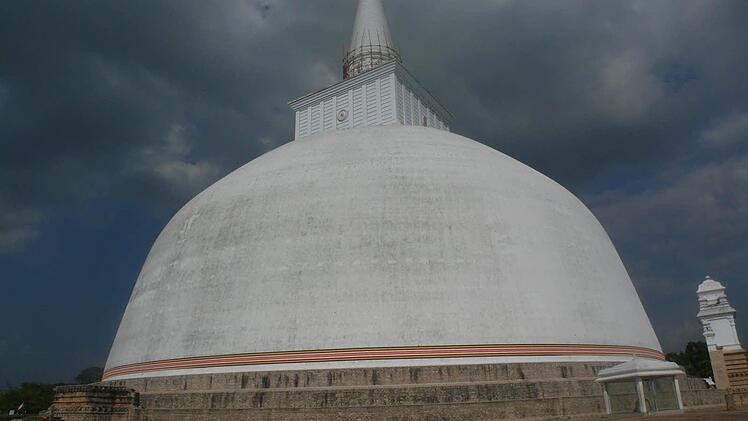 Diese heiligen Stätten der Buddhisten nennt man Dagobas oder Stupas. Sie dienen der Andacht.
