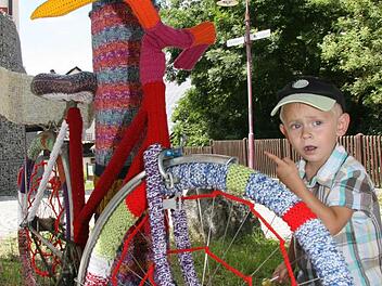 Maximilian Drehlich (3) staunt: Dieses Fahrrad ist viel weicher als seines.   Fotos: Sonja Adam