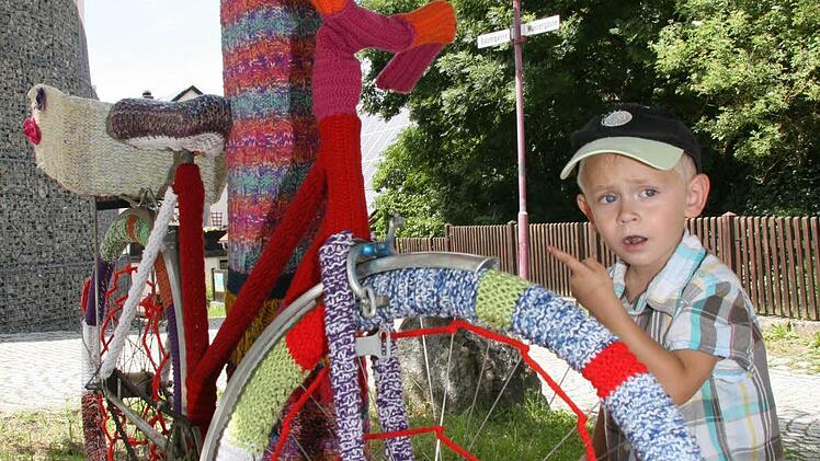 Maximilian Drehlich (3) staunt: Dieses Fahrrad ist viel weicher als seines.   Fotos: Sonja Adam
