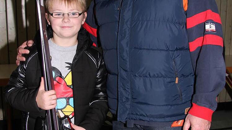 Rainer Spindler und sein Sohn Benjamin suchen ein Paar Skier für die Mama: Es müssen Carver sein!