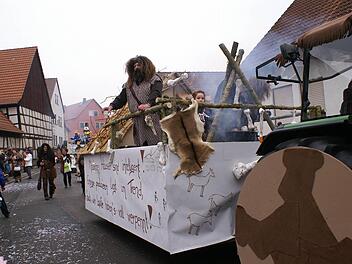 Wie aus der Steinzeit angereist wirkte die Gymnastikgruppe des FC Lauf. Foto: Renate Neubecker