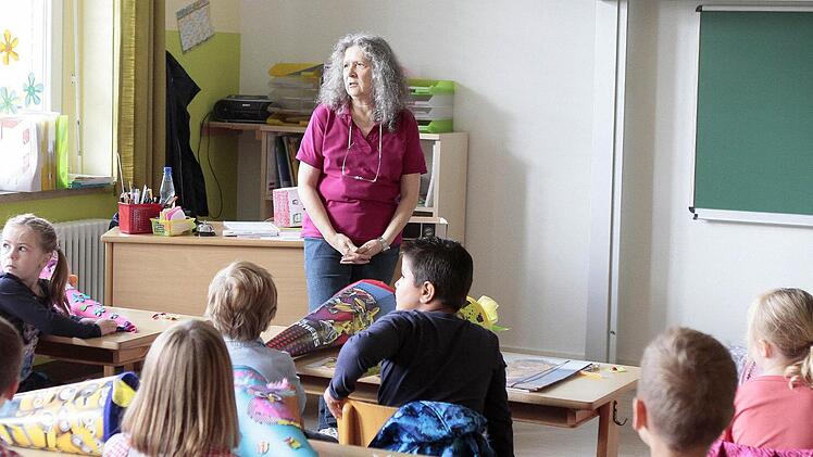 Klassenleiterin Luise Freihöffer mit den Abc-Schützen