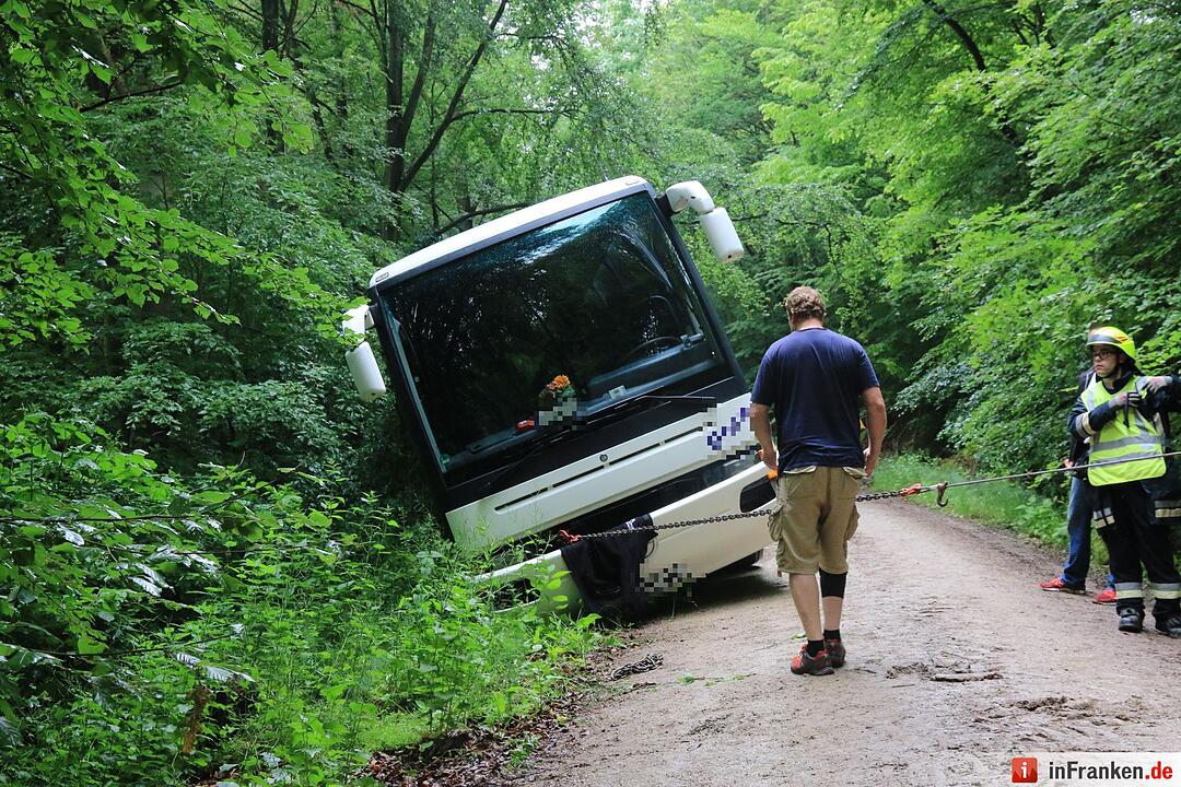 Unfall bei Ebrach: Mit Kindern besetzter Reisebus rutscht in Straßengraben