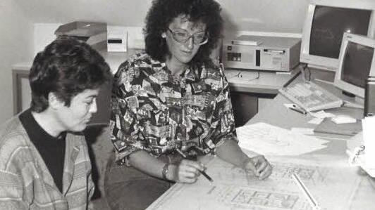 Im ersten Leben, bevor sie Politikerin wurde, war Inge Aures Architektin: hier zusammen mit ihrer Mitarbeiterin Christina Münzer. Foto: BR-Archiv
