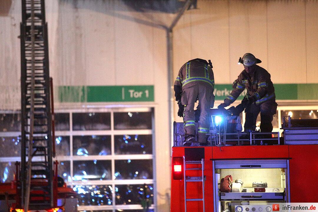Schonungen: Werkstatthalle steht in Flammen