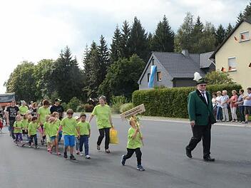 Die Kinder hatten großen Spaß beim Kinderfestumzug, vorbei an bunt geschmückten Häusern und applaudierenden Passanten. Foto: K.- H. Hofmann