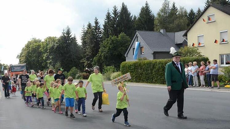 Die Kinder hatten großen Spaß beim Kinderfestumzug, vorbei an bunt geschmückten Häusern und applaudierenden Passanten. Foto: K.- H. Hofmann