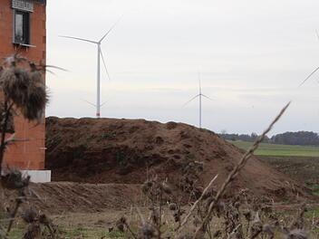 Noch halten die Windräder den Abstand zum Baugebiet in Höchstadt-West ein. Doch dies könnte sich bei weiterer Bebauung ändern.  Foto: Bauriedel