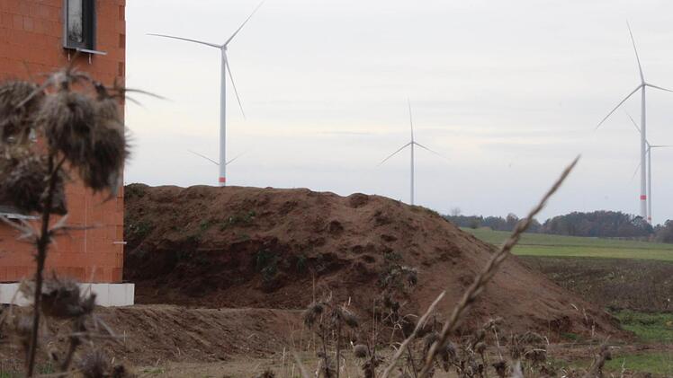 Noch halten die Windräder den Abstand zum Baugebiet in Höchstadt-West ein. Doch dies könnte sich bei weiterer Bebauung ändern.  Foto: Bauriedel