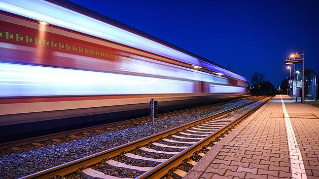 Aufregung in Oberbayern am Wochenende: Ein  Gro&szlig;brand veranlasst zahlreiche Gaffer von den Gleisen nahe einer S-Bahn-Station zu fotografieren. Sie bringen damit sich und den Zugverkehr in Gefahr.