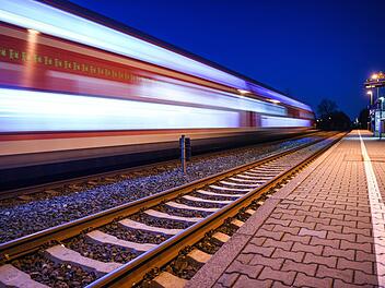 Aufregung in Oberbayern am Wochenende: Ein  Großbrand veranlasst zahlreiche Gaffer von den Gleisen nahe einer S-Bahn-Station zu fotografieren. Sie bringen damit sich und den Zugverkehr in Gefahr.