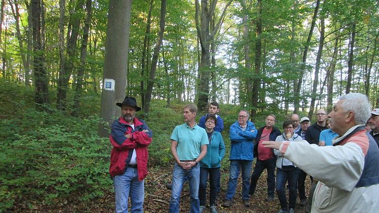 Am Mühlenberg  inspizierten die "Waldläufer" den geplanten Standort des Naturfriedhofs. Foto: Winfried Ehling