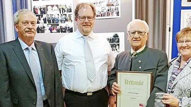 KAB-Gr&uuml;ndungsmitglied Edmund Wagner wurde f&uuml;r seine jahrzehntelange Verbandstreue mit einer Urkunde ausgezeichnet. Foto: privat