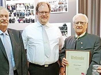 KAB-Gründungsmitglied Edmund Wagner wurde für seine jahrzehntelange Verbandstreue mit einer Urkunde ausgezeichnet. Foto: privat