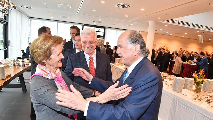 Groß war die Schar der Gratulanten, die Hans Albert Ruckdeschel zum 75. Geburtstag ihre Glückwünsche übermitteln wollten. Unter anderem gratulierten auch Elfriede und Josef Mawad.Foto: Ronald Rinklef