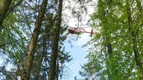 Mit der Seilwinde wurde die Verunglückte aus dem Wald bei Weißenohe geholt. Foto: Bergwacht Forchheim