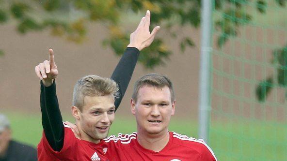 Tom Thiel (links) und Tim Knoch jubelten gemeinsam im Trikot des TSV Meeder. Am Dienstagabend hatten sie an alter Wirkungsst&auml;tte mit ihrem neuen Klub Sylvia Ebersdorf wenig Grund zur Freude. Foto: Archiv
