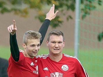 Tom Thiel (links) und Tim Knoch jubelten gemeinsam im Trikot des TSV Meeder. Am Dienstagabend hatten sie an alter Wirkungsstätte mit ihrem neuen Klub Sylvia Ebersdorf wenig Grund zur Freude. Foto: Archiv