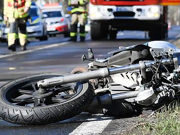 Auf der A3 hat sich am Montag ein schwerer Unfall ereignet, bei dem ein Biker schwer verletzt wurde. Die Polizei sucht jetzt einen fl&uuml;chtigen Transporter-Fahrer. Symbolfoto: Julian St&auml;hle/dpa