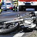 Auf der A3 hat sich am Montag ein schwerer Unfall ereignet, bei dem ein Biker schwer verletzt wurde. Die Polizei sucht jetzt einen flüchtigen Transporter-Fahrer. Symbolfoto: Julian Stähle/dpa