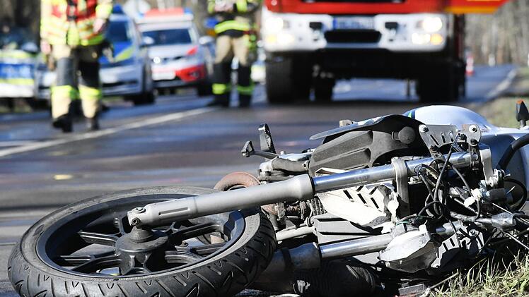 Auf der A3 hat sich am Montag ein schwerer Unfall ereignet, bei dem ein Biker schwer verletzt wurde. Die Polizei sucht jetzt einen flüchtigen Transporter-Fahrer. Symbolfoto: Julian Stähle/dpa