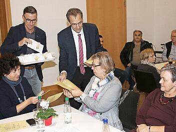 Coburgs Dritter Bürgermeister und Sozialreferent Thomas Nowak (stehend, rechts) dankte allen Ehrenamtlichen für ihr Engagement und hatte für jeden ein Präsent dabei.