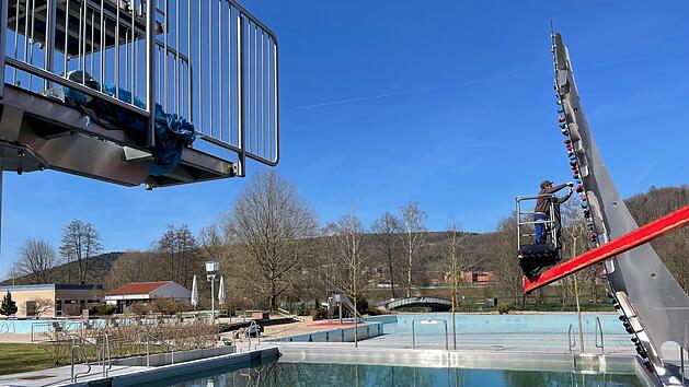 Andreas Weiß, der Leiter der Freizeitanlagen, überprüft die Kletterwand am Springerbecken im Kulmbacher Freibad. Foto: Jürgen Gärtner