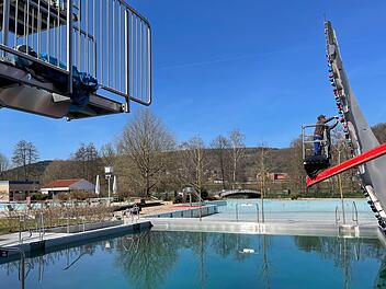 Andreas Weiß, der Leiter der Freizeitanlagen, überprüft die Kletterwand am Springerbecken im Kulmbacher Freibad. Foto: Jürgen Gärtner