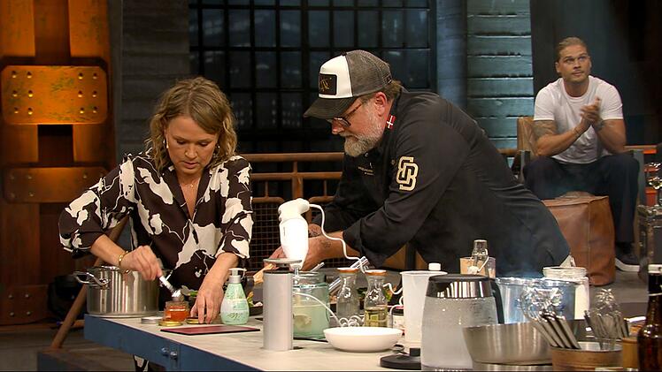 Moderatorin und Schauspielerin Nova Meierhenrich und ihr Lebensgef&auml;hrte Brian Bojsen forderten Henssler zu "Stjerneskud Sm&oslash;rrebr&oslash;d" heraus.