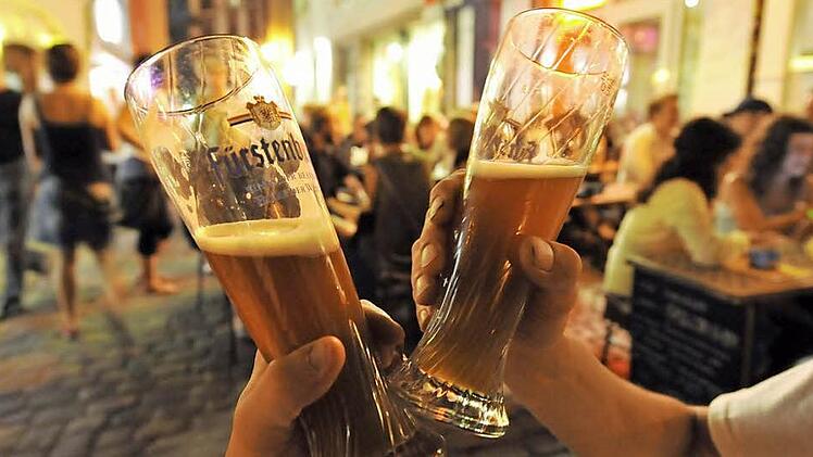 An wen darf Bier bei einem Fest ausgeschenkt werden? Diese und andere Fragen wurden im Vorfeld der Wöllbicher Kirmes den Helfern des Festes von der Polizei bei einem Informationsabend beantwortet. Die Organisatoren sind sicher: Es wird ein harmonisches Fest.  Foto: Archiv/dpa