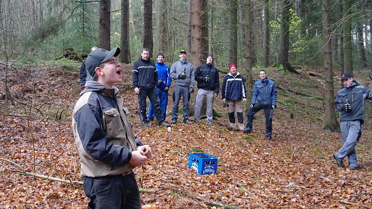 Bereits im Wald lässt Andreas Kress den Kothener Kirmesspruch ertönen.