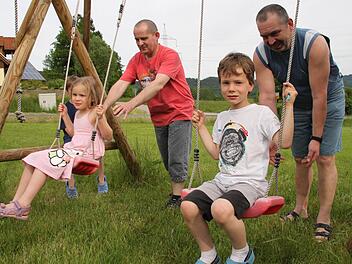 Reiner Schwarz (rotes T-Shirt) feiert zweimal Geburtstag: Er hat von seinem Bruder Horst (rechts) eine Stammzellenspende bekommen, die ihm ein zweites Leben bescherte. Mit im Bild die Kinder Dominik (verdeckt), Anna und Felix Schwarz. Foto: Stephan Tiroch