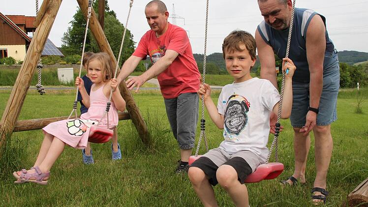 Reiner Schwarz (rotes T-Shirt) feiert zweimal Geburtstag: Er hat von seinem Bruder Horst (rechts) eine Stammzellenspende bekommen, die ihm ein zweites Leben bescherte. Mit im Bild die Kinder Dominik (verdeckt), Anna und Felix Schwarz. Foto: Stephan Tiroch