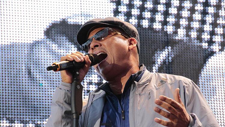 Xavier Naidoo machte seine Fans am Samstag im Forchheimer Jahnstadion glücklich. Foto: Josef Hofbauer