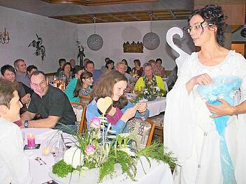 Die Wolkenfee Simone Seidel versüßte den Abschied von Udo Langer mit süßen Köstlichkeiten.  Fotos: Stephan Stöckel