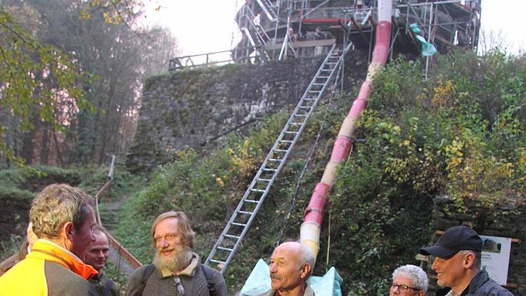 Die Fördervereinsmitglieder beneiden die Stadtsteinacher um die Fachsanierung und um die einfache Finanzierung. Denn die Bayerischen Staatsforsten haben die kompletten Kosten übernommen. Jetzt allerdings wünscht sich Fritz Maier, der Leiter des Forstbetriebes Nordhalben, ein Konzept. Foto: Sonja Adam