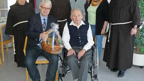 Unser Bild zeigt Pater Hieronymus (sitzend rechts) zusammen mit Zweitem Bürgermeister Reiner Meisel (daneben) im Kreise seiner Franziskanerbrüder und Gratulanten.  Foto: Klaus-Peter Wulf