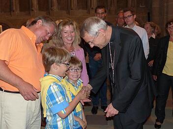 Auch für die jüngsten Gratulanten hatte der Erzbischof gute Worte parat.Foto: Bärbel Meister
