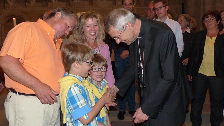 Auch für die jüngsten Gratulanten hatte der Erzbischof gute Worte parat.Foto: Bärbel Meister