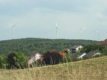 Wie hier auf unserem Foto von Maßbach werden sich bald auch nordwestlich von Elingshausen und Schwarzer Pfütze sechs Windräder drehen. Mit den Fachbehörden wurden die Kriterien abgeklärt. Stefan Geiger