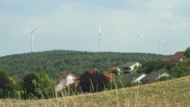 Wie hier auf unserem Foto von Maßbach werden sich bald auch nordwestlich von Elingshausen und Schwarzer Pfütze sechs Windräder drehen. Mit den Fachbehörden wurden die Kriterien abgeklärt. Stefan Geiger
