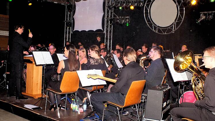 Das Konzert der etwas anderen Art des 60 Musiker starken Blasorchesters Sand ist landkreisweit ein wohl einmaliges Musikerlebnis.