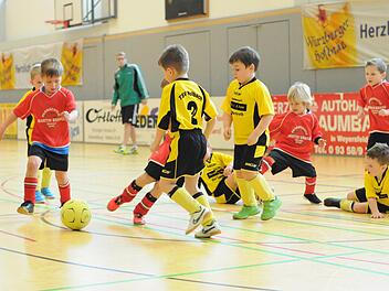 Ob Sieg oder Niederlage - der Einsatz stimmte immer. Unser Bild zeigt eine Spielszene aus der U-7-Begegnung zwischen dem TSV Wollbach (gelbe Trikots) und der SG Elfershausen. Foto: ssp