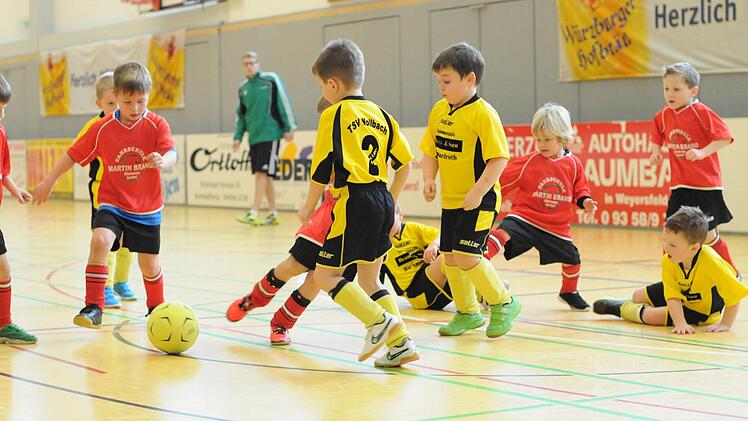 Ob Sieg oder Niederlage - der Einsatz stimmte immer. Unser Bild zeigt eine Spielszene aus der U-7-Begegnung zwischen dem TSV Wollbach (gelbe Trikots) und der SG Elfershausen. Foto: ssp