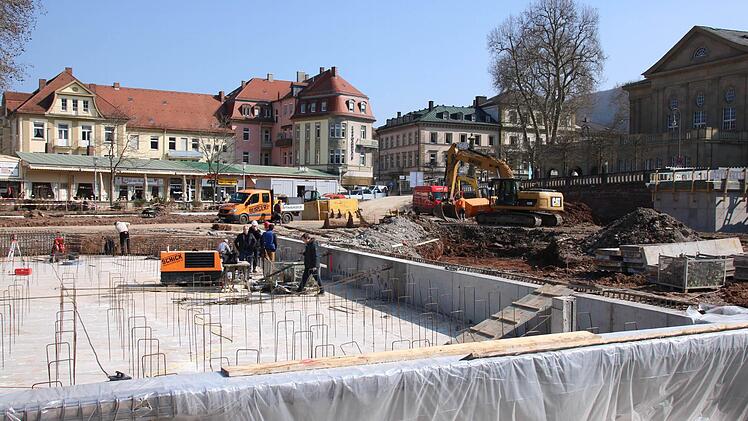 Eindrücke von der Baustelle Rosengarten. Die Sanierung des Bad Kissinger Rosengartens wird anscheindend erheblich teurer als geplant. Foto: Ralf Ruppert
