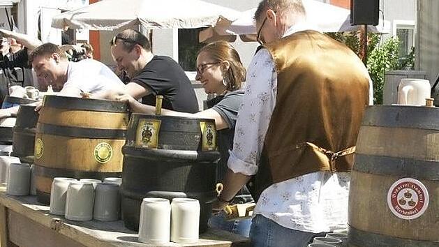Angezapft wird! F&uuml;r Kostproben der Toskana-Brauereien beim 1. Bierkulturfest in Memmelsdorf  Fotos: Joseph Beck